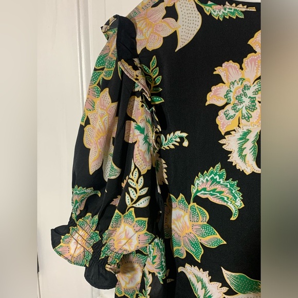 5/$25 Item: Who What Wear Floral Blouse - Picture 6 of 9